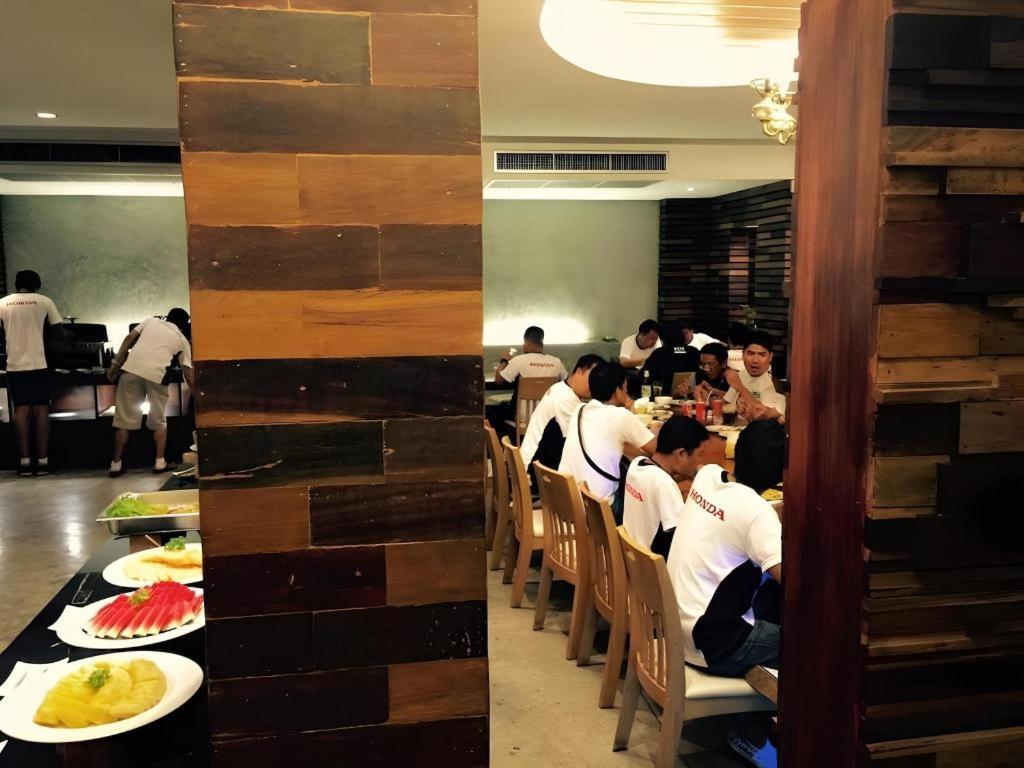 Klim Hotel Buriram Eksteriør bilde