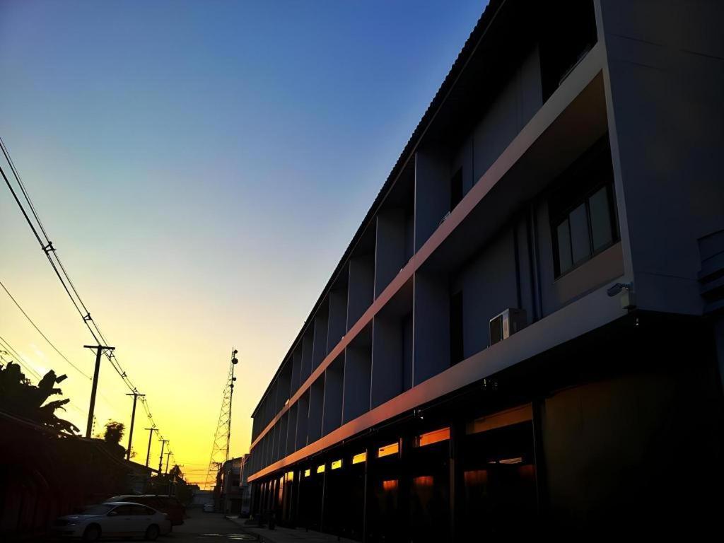 Klim Hotel Buriram Eksteriør bilde