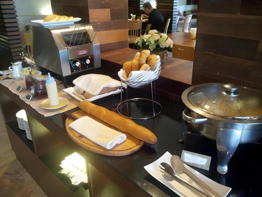 Klim Hotel Buriram Eksteriør bilde